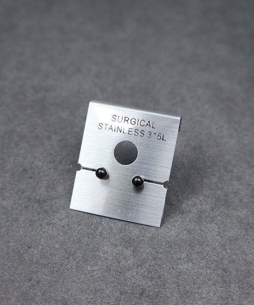 4INT.（フォイント）の「メタルボール スタッドピアス / サージカルステンレス316L (金属アレルギー対応)（ピアス（両耳用）・メンズ・ブラック/シルバー/ゴールド・3/5）」の5枚目の写真