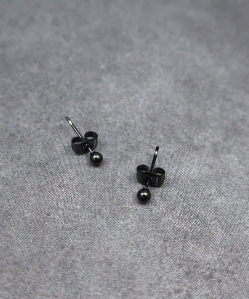 4INT.（フォイント）の「メタルボール スタッドピアス / サージカルステンレス316L (金属アレルギー対応)（ピアス（両耳用）・メンズ・ブラック/シルバー/ゴールド・3/5）」の6枚目の写真