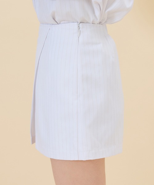 REDYAZEL（レディアゼル）の「【セットアップ可能】ゴールドラメストライプラップショートパンツ（その他パンツ・レディース・オフホワイト/グレー/ネイビー・FREE）」の4枚目の写真