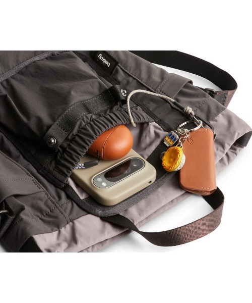 entre square(アントレスクエアー)の「Bellroy/ハンドバック/ショルダーバッグ Cinch Bucket Bag チャコール(ショルダーバッグ・メンズ・チャコール・ONE SIZE)」の6枚目の写真