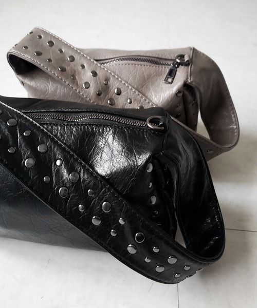 me+em select(ミームセレクト)の「【 2color】スタッズデザインスクエアショルダーバッグ / stud design square shoulder bag(ショルダーバッグ・レディース・ブラック/グレー・FREE)」の2枚目の写真