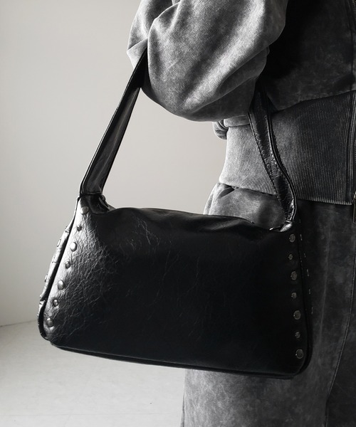 me+em select(ミームセレクト)の「【 2color】スタッズデザインスクエアショルダーバッグ / stud design square shoulder bag(ショルダーバッグ・レディース・ブラック/グレー・FREE)」の10枚目の写真