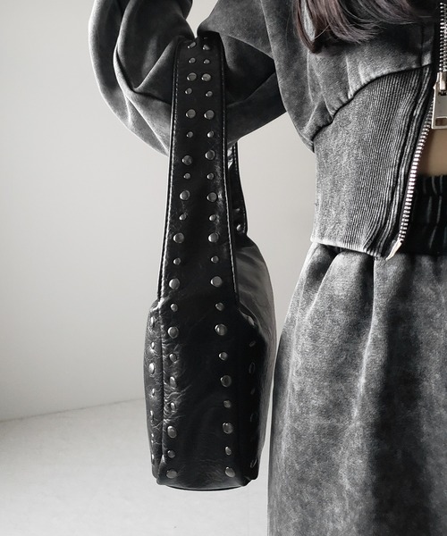 me+em select(ミームセレクト)の「【 2color】スタッズデザインスクエアショルダーバッグ / stud design square shoulder bag(ショルダーバッグ・レディース・ブラック/グレー・FREE)」の11枚目の写真