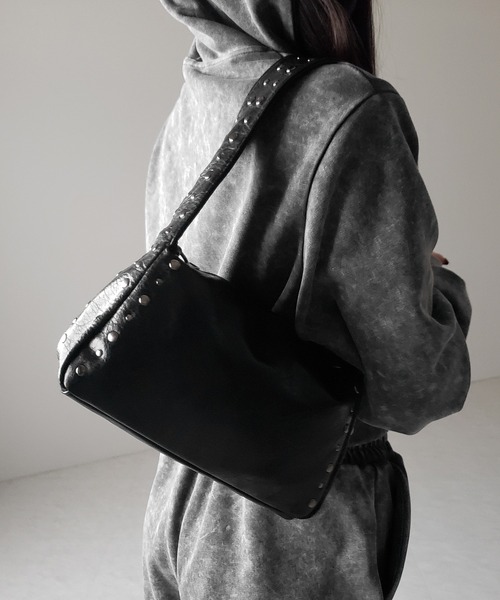 me+em select(ミームセレクト)の「【 2color】スタッズデザインスクエアショルダーバッグ / stud design square shoulder bag(ショルダーバッグ・レディース・ブラック/グレー・FREE)」の13枚目の写真