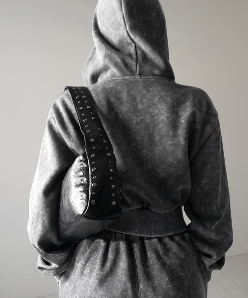 me+em select(ミームセレクト)の「【 2color】スタッズデザインスクエアショルダーバッグ / stud design square shoulder bag(ショルダーバッグ・レディース・ブラック/グレー・FREE)」の14枚目の写真