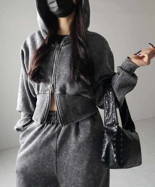 me+em select(ミームセレクト)の「【 2color】スタッズデザインスクエアショルダーバッグ / stud design square shoulder bag(ショルダーバッグ・レディース・ブラック/グレー・FREE)」の17枚目の写真