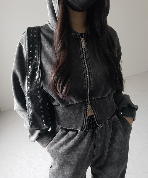 me+em select(ミームセレクト)の「【 2color】スタッズデザインスクエアショルダーバッグ / stud design square shoulder bag(ショルダーバッグ・レディース・ブラック/グレー・FREE)」の19枚目の写真