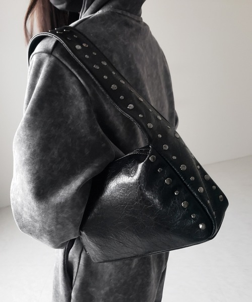 me+em select(ミームセレクト)の「【 2color】スタッズデザインスクエアショルダーバッグ / stud design square shoulder bag(ショルダーバッグ・レディース・ブラック/グレー・FREE)」の18枚目の写真