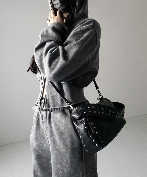 me+em select(ミームセレクト)の「【 2color】スタッズデザインスクエアショルダーバッグ / stud design square shoulder bag(ショルダーバッグ・レディース・ブラック/グレー・FREE)」の20枚目の写真