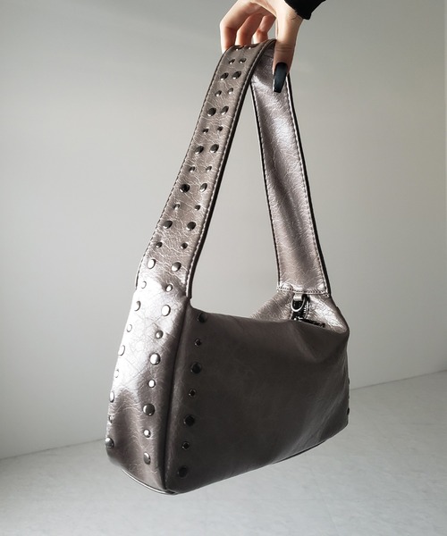 me+em select(ミームセレクト)の「【 2color】スタッズデザインスクエアショルダーバッグ / stud design square shoulder bag(ショルダーバッグ・レディース・ブラック/グレー・FREE)」の22枚目の写真