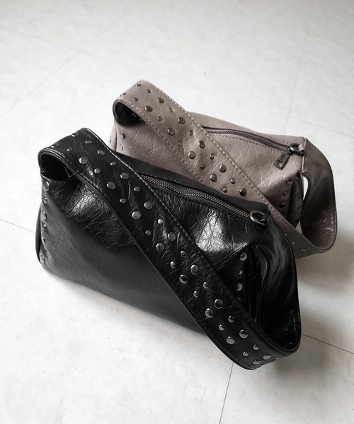 me+em select(ミームセレクト)の「【 2color】スタッズデザインスクエアショルダーバッグ / stud design square shoulder bag(ショルダーバッグ・レディース・ブラック/グレー・FREE)」の4枚目の写真