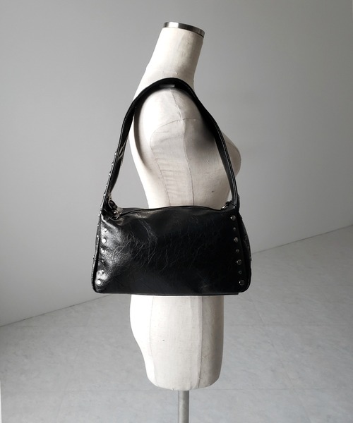 me+em select(ミームセレクト)の「【 2color】スタッズデザインスクエアショルダーバッグ / stud design square shoulder bag(ショルダーバッグ・レディース・ブラック/グレー・FREE)」の6枚目の写真