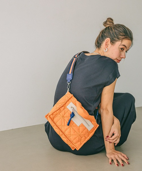 BAYFLOW（ベイフロー）の「[500mlペットボトルが入る]キルトパッファースクエアショルダー（ショルダーバッグ・レディース・ブラック/ライトグレー/ネイビー/ベージュ系/イエロー/オレンジ/アイボリー/シルバー/ブラウン/ホワイト・FREE）」の9枚目の写真