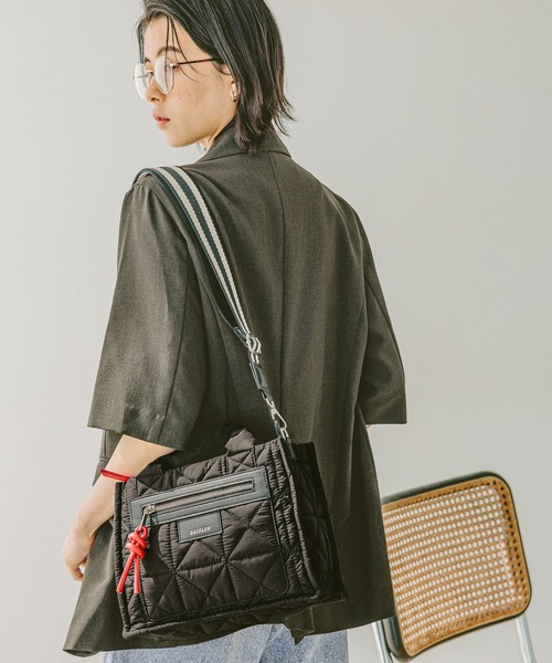 BAYFLOW（ベイフロー）の「[500mlペットボトルが入る]キルトパッファースクエアショルダー（ショルダーバッグ・レディース・ブラック/ライトグレー/ネイビー/ベージュ系/イエロー/オレンジ/アイボリー/シルバー/ブラウン/ホワイト・FREE）」の4枚目の写真