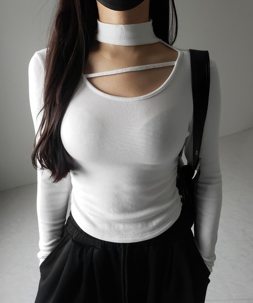 me+em select(ミームセレクト)の「【 3color / 裏起毛 】チョーカーナナメストラップシャーリングトップス / choker naname strap shirring tops(Tシャツ/カットソー・レディース・ホワイト/ブラック/グレー・FREE)」の1枚目の写真