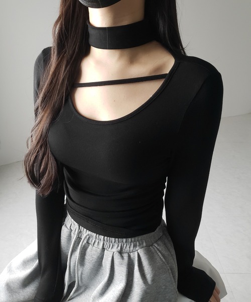 me+em select(ミームセレクト)の「【 3color / 裏起毛 】チョーカーナナメストラップシャーリングトップス / choker naname strap shirring tops(Tシャツ/カットソー・レディース・ホワイト/ブラック/グレー・FREE)」の2枚目の写真