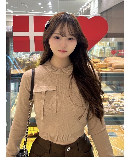 Darich(ダーリッチ)の「フラップポケットニットトップス(ニット/セーター・レディース・ベージュ/ホワイト/ブラック・FREE)」の6枚目の写真