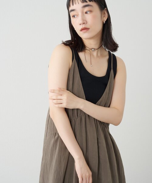 Omekashi（オメカシ）の「ディープネックキャミワンピース（ワンピース・レディース・アイボリー/ブラック/ブラウン・36/38）」の12枚目の写真