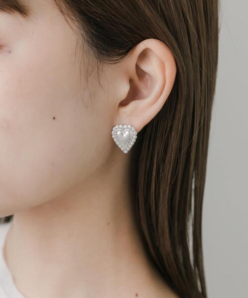 SMELLY（スメリー）の「マットメタルハートピアス（ピアス（両耳用）・レディース・シルバー・-）」の2枚目の写真