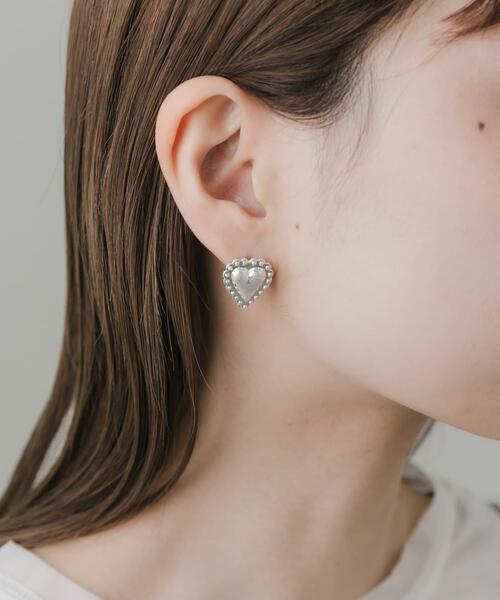 SMELLY（スメリー）の「マットメタルハートピアス（ピアス（両耳用）・レディース・シルバー・-）」の3枚目の写真