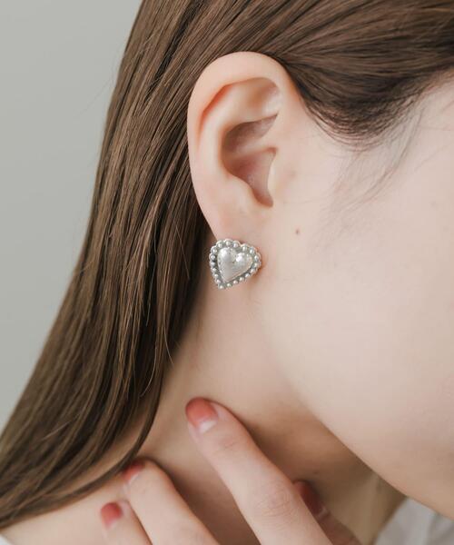 SMELLY（スメリー）の「マットメタルハートピアス（ピアス（両耳用）・レディース・シルバー・-）」の4枚目の写真