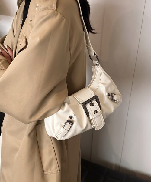 gossip!ロサンゼルス(ゴシップロサンゼルス)の「Y2K バックル ベルト ショルダーバッグ /500mlペットボトル収納可能(ショルダーバッグ・レディース・オフホワイト/ワイン/ブラック/ブラウン・FREE)」の11枚目の写真