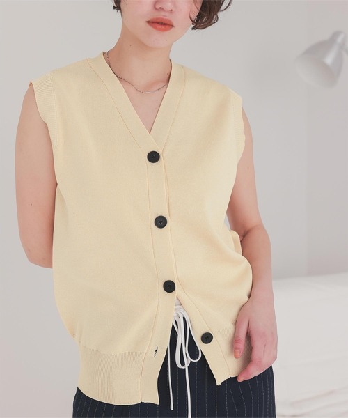 titivate（ティティベイト）の「ベーシックフロント釦ニットベスト（ベスト・レディース・オフホワイト/ライトイエロー/レッド/グレー/グレイッシュベージュ/ブラック・S/L/M）」の5枚目の写真