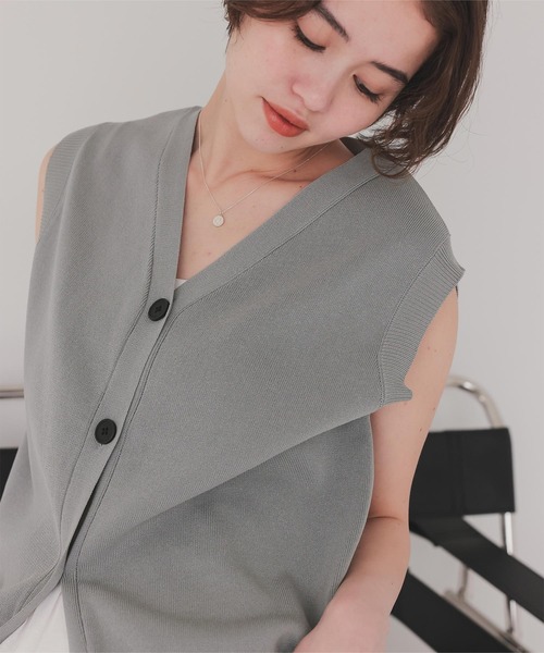 titivate（ティティベイト）の「ベーシックフロント釦ニットベスト（ベスト・レディース・オフホワイト/ライトイエロー/レッド/グレー/グレイッシュベージュ/ブラック・S/L/M）」の3枚目の写真