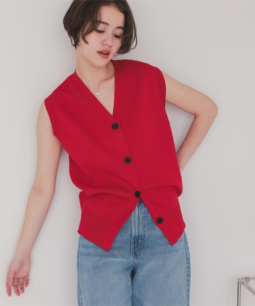 titivate（ティティベイト）の「ベーシックフロント釦ニットベスト（ベスト・レディース・オフホワイト/ライトイエロー/レッド/グレー/グレイッシュベージュ/ブラック・S/L/M）」の6枚目の写真