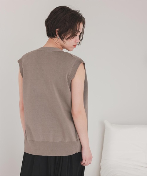 titivate（ティティベイト）の「ベーシックフロント釦ニットベスト（ベスト・レディース・オフホワイト/ライトイエロー/レッド/グレー/グレイッシュベージュ/ブラック・S/L/M）」の4枚目の写真