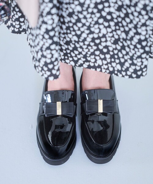 TOCCA(トッカ)の「NOBLE RIBBON LOAFER SHOES ローファー(パンプス・レディース・ブラック系/ブラック系5/シルバー系・35/37/39/38/36)」の2枚目の写真