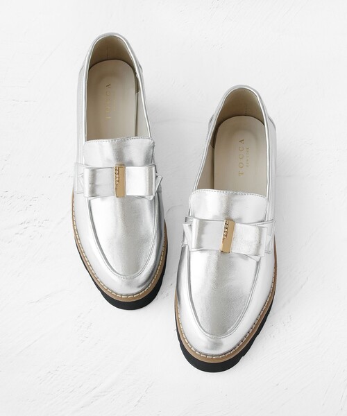 TOCCA(トッカ)の「NOBLE RIBBON LOAFER SHOES ローファー(パンプス・レディース・ブラック系/ブラック系5/シルバー系・35/37/39/38/36)」の3枚目の写真