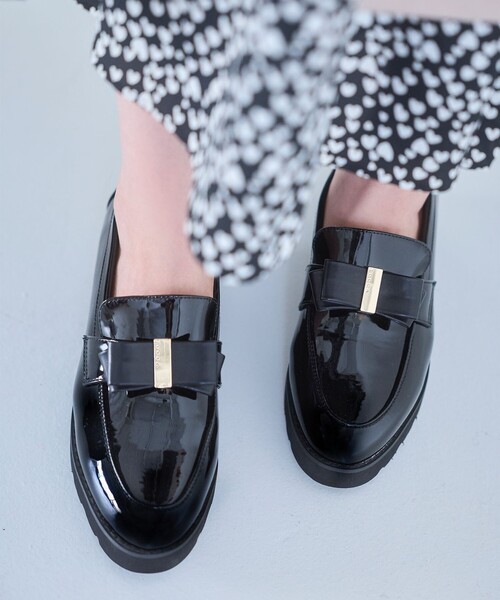 TOCCA(トッカ)の「NOBLE RIBBON LOAFER SHOES ローファー(パンプス・レディース・ブラック系/ブラック系5/シルバー系・35/37/39/38/36)」の4枚目の写真