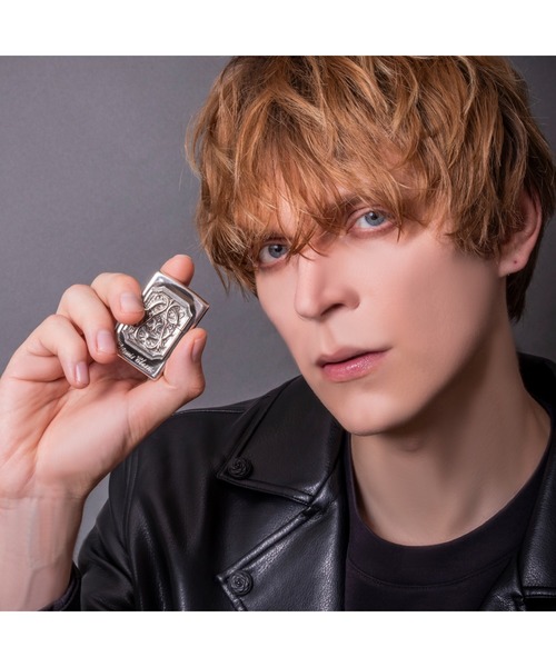 Artemis Classic（アルテミスクラシック）の「Artemis Claccic/ACﾓﾉｸﾞﾗﾑZIPPOﾗｲﾀｰ（アッシュトレイ/ライター・メンズ・シルバー・FREE）」の2枚目の写真