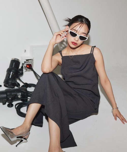 ECLAM(クラム)の「ドレープデザインキャミワンピース(ワンピース・レディース・ブラック/チャコール・S/M)」の11枚目の写真