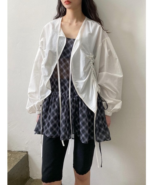 Didot.showroom（ディドット ショールーム）の「シャーリングウィンドブレーカーボレロ（ナイロンジャケット・レディース・アイボリー/ブラック・FREE）」の9枚目の写真