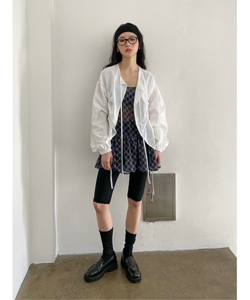 Didot.showroom（ディドット ショールーム）の「シャーリングウィンドブレーカーボレロ（ナイロンジャケット・レディース・アイボリー/ブラック・FREE）」の6枚目の写真