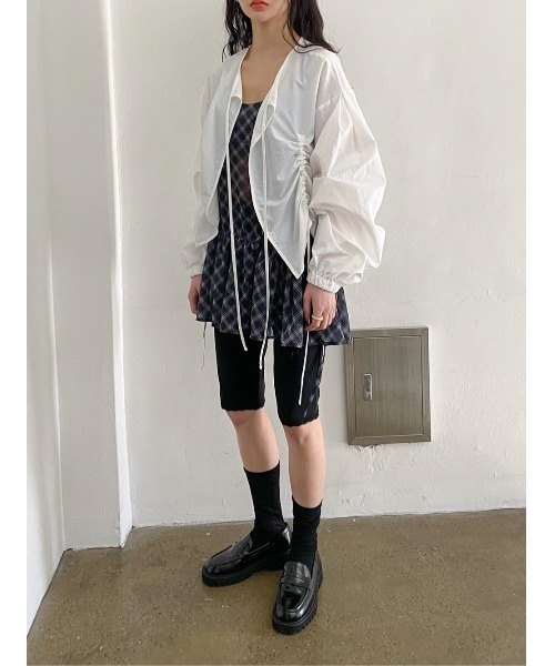 Didot.showroom（ディドット ショールーム）の「シャーリングウィンドブレーカーボレロ（ナイロンジャケット・レディース・アイボリー/ブラック・FREE）」の4枚目の写真