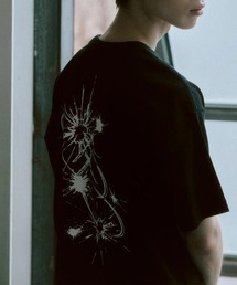 ROMANTIC CROWN（ロマンティッククラウン）の「A'GEM/9 × .kom 『ROMANTIC CROWN/ロマンティック クラウン』 SMASH LOGO T-SHIRT/スマッシュロゴ半袖Tシャツ（Tシャツ/カットソー）」