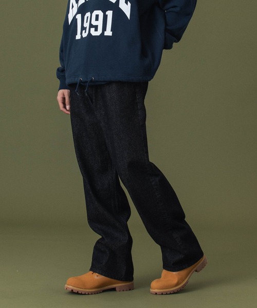XLARGE(エクストララージ)の「OLD ENGLISH DENIM PANTS(デニムパンツ・メンズ・ブラック/ライトインディゴブルー・30inch/32inch/34inch/36inch)」の1枚目の写真