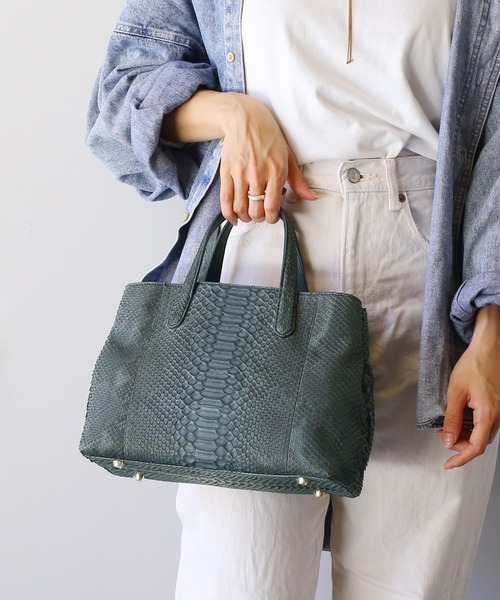 sankyo shokai(サンキョウショウカイ)の「パイソンレザー トートバッグ 軽量 ヘビ革(ハンドバッグ・レディース・ネイビー/ブラック/ホワイト系/ターコイズブルー/ナチュラル・FREE)」の5枚目の写真