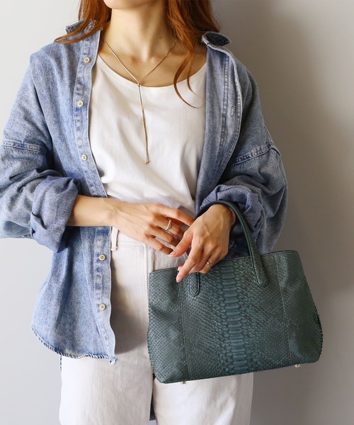 sankyo shokai(サンキョウショウカイ)の「パイソンレザー トートバッグ 軽量 ヘビ革(ハンドバッグ・レディース・ネイビー/ブラック/ホワイト系/ターコイズブルー/ナチュラル・FREE)」の10枚目の写真