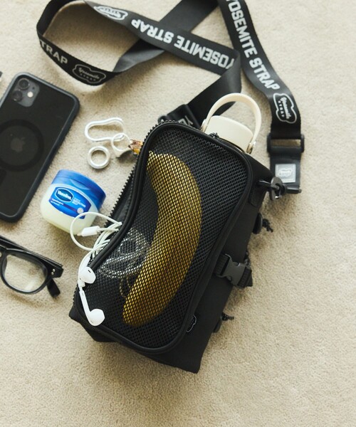 FREAK'S STORE（フリークスストア）の「YOSEMITE STRAP/ヨセミテストラップ BOTTLE ROLL 3WAY SHOULDER（ショルダーバッグ・メンズ・ブラック/チャコールグレー・ONE SIZE）」の2枚目の写真