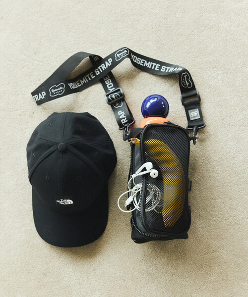 FREAK'S STORE(フリークスストア)の「YOSEMITE STRAP/ヨセミテストラップ BOTTLE ROLL 3WAY SHOULDER(ショルダーバッグ・メンズ・ブラック/チャコールグレー・ONE SIZE)」の4枚目の写真