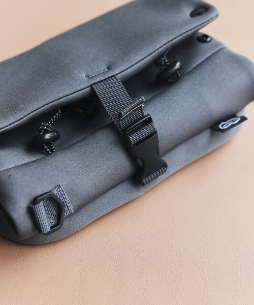 FREAK'S STORE（フリークスストア）の「YOSEMITE STRAP/ヨセミテストラップ BOTTLE ROLL 3WAY SHOULDER（ショルダーバッグ・メンズ・ブラック/チャコールグレー・ONE SIZE）」の18枚目の写真