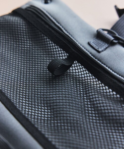 FREAK'S STORE（フリークスストア）の「YOSEMITE STRAP/ヨセミテストラップ BOTTLE ROLL 3WAY SHOULDER（ショルダーバッグ・メンズ・ブラック/チャコールグレー・ONE SIZE）」の6枚目の写真