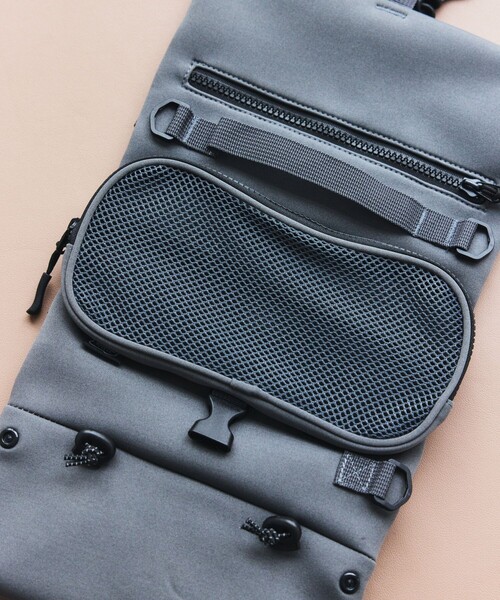 FREAK'S STORE（フリークスストア）の「YOSEMITE STRAP/ヨセミテストラップ BOTTLE ROLL 3WAY SHOULDER（ショルダーバッグ・メンズ・ブラック/チャコールグレー・ONE SIZE）」の3枚目の写真