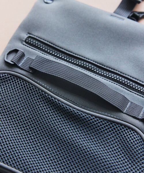 FREAK'S STORE（フリークスストア）の「YOSEMITE STRAP/ヨセミテストラップ BOTTLE ROLL 3WAY SHOULDER（ショルダーバッグ・メンズ・ブラック/チャコールグレー・ONE SIZE）」の4枚目の写真