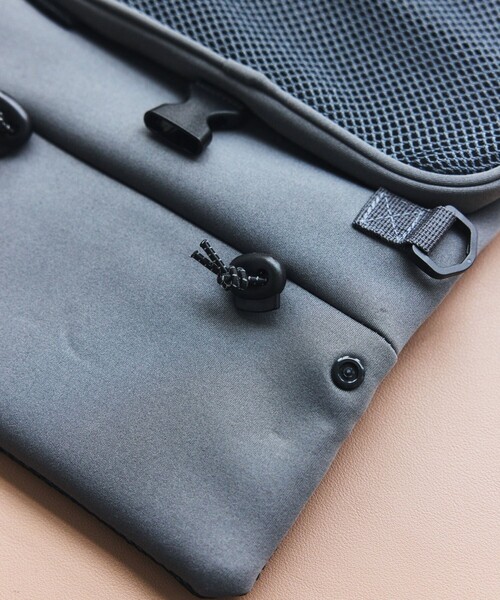 FREAK'S STORE（フリークスストア）の「YOSEMITE STRAP/ヨセミテストラップ BOTTLE ROLL 3WAY SHOULDER（ショルダーバッグ・メンズ・ブラック/チャコールグレー・ONE SIZE）」の5枚目の写真