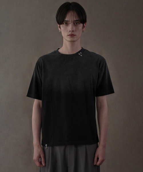 LUCY（ルーシー）の「LUCY/ピアス付きT（Tシャツ/カットソー・メンズ・スミクロ/レッド・MEDIUM/LARGE）」の2枚目の写真